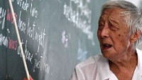 96岁退休教师免费辅导学生23年 称死后将捐赠遗体