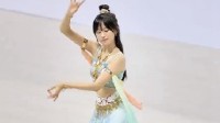 19岁女孩国风轮滑惊艳全场 网友：敦煌飞天 太仙了