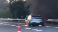极氪001与小鹏P7发生碰撞：前者瘫痪、后者起火