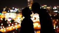 男子被女友亲到鼓膜破裂进医院 医生：只能自然长好