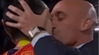 西班牙足协主席为强吻女球员道歉 首相：道歉不够
