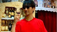 小岛60岁生日再发新庆生照 品味红酒感言永不退休