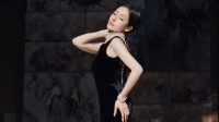 44岁萧亚轩复出签约华纳音乐 新造型黑裙高贵优雅