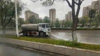 深圳洒水车在暴雨中洒水引质疑 回应：高压冲洗路面