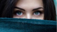 女子长期侧躺玩手机致右眼短暂失明：产生豹纹状病变