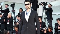 Sharp Suit and Shades on the Red Carpet! Fei Xiang Represents "Divine Encounters" Team at Venice