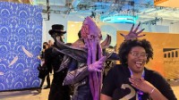 拉瑞安夺心魔官方cos亮相游戏展 吸引无数玩家合影