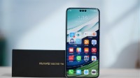老翁收藏Mate60Pro 华为高管:我们不是一个人在战斗