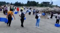 大自然的反向搬运工？多人往海里放生60多箱矿泉水