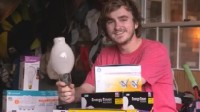 美国禁销白炽灯泡 25岁小伙囤了3500个够用一辈子