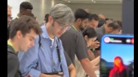 iPhone 15系列实机外观展示：现场人山人海