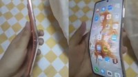 女子意外把Mate50压弯成“折叠屏” 依然丝滑流畅
