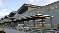 菲律宾机场安检员偷乘客钱财 暴露后企图“吞金”