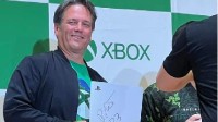 他真的照做了：Xbox见面会上玩家拿PS5让斯宾塞签名