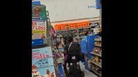 女子大闹沃尔玛商店并袭警：白塑料袋是种族主义产物