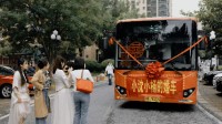 豪车当婚车不香了？花1000元租公交当婚车火遍全网