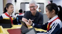 苹果CEO库克现身四川：与小学生同桌体验iPad