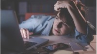 近半数人每天睡不够8小时：中国民众平均睡7.4小时