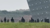 学校回应大学生穿黑衣围圈：不是宗教仪式