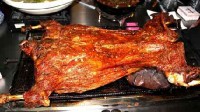 男孩吃大半只烤全羊后肝衰竭 医生：肉制品应做熟