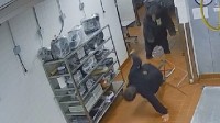 美国一只大黑熊闯入厨房 一巴掌拍飞保安