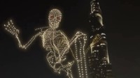 迪拜万圣节无人机灯光秀 哈利法塔旁巨大骷髅漫步