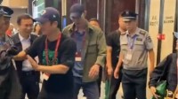 吴京不让安保人员围着：一下子就推开了明星架子