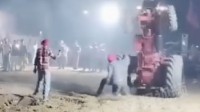 印度男子表演特技爬拖拉机被碾压：送医后不治身亡