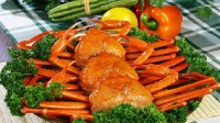 “大闸蟹价格腰斩”上热搜！广西街头现10元3只