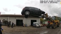 美国一男子进厂盗车 被叉车连车一起高举空中