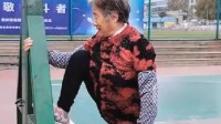 77岁奶奶10年来每天打篮球2小时 生命在于运动