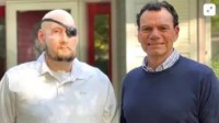 美国男子接受全球首例全眼移植手术：移植成功！