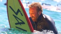 尼古拉斯·凯奇拍冲浪戏海中翻滚：59岁的矫健身姿