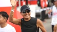 68岁巨星周润发挑战半程马拉松 仅用两小时完成赛程