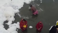 印度一河再现白色有毒泡沫：新德里每天产36亿升污水