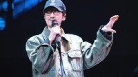 54岁周传雄在演唱会舞台上意外摔倒 回应:安全着陆