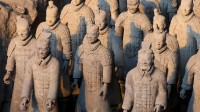 老太向兵马俑吐痰扔烟头：官方回应