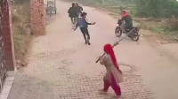 印度两男子在家门外遭枪击 女子手持扫帚赶跑枪手