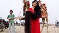 2.36米！印度一女子创下世界最长头发纪录