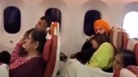 这就是印度？客机飞行途中机舱漏水 乘客们淡定观望