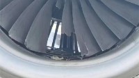 东航航班突发故障：万米高空 发动机叶片损坏脱落