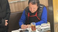 宫崎英高去吃海底捞 网友：原来跌落的神坛是火锅锅底