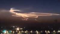 新疆哈密上空现神秘光束绚丽而明亮 或为火箭云