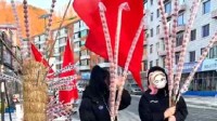 东北现“一米八”冰糖葫芦 网友：这真没糖葫芦高了