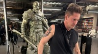 《博德之门3》阿斯代伦演员参与圣莫妮卡派对 模仿奎爷雕像