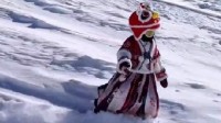 4岁女孩穿汉服滑雪如御剑飞行 网友：又萌又飒