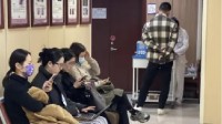 推拿科夜门诊挤满年轻人 网友：只有工作日白天的号
