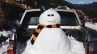 车顶堆着雪人上路违法吗？超过0.5米可能会受罚