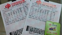 1.44亿大奖得主携妻子现身兑奖 称买彩票心态要好
