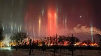 新疆天空现“寒夜灯柱” 像极流浪地球的行星发动机